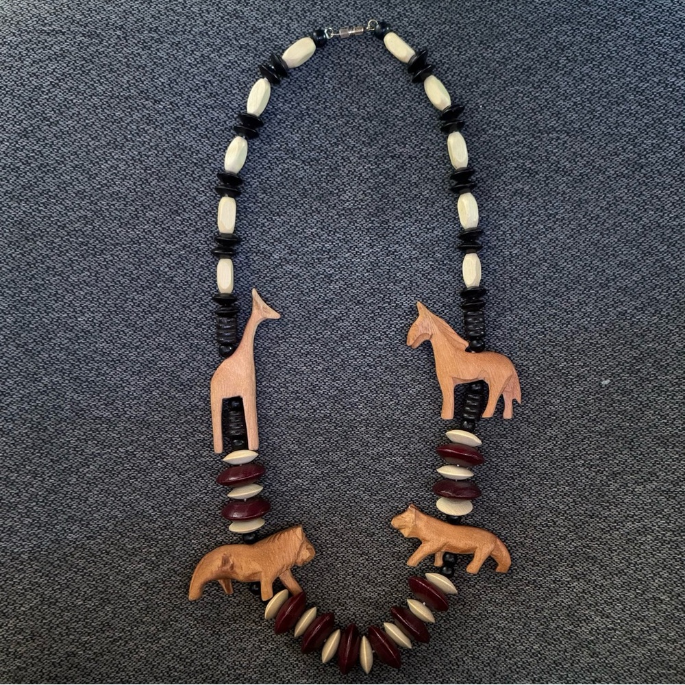 VINTAGE Hand Carved Wood African Safari Animal Necklace- Lions, Giraffe, Zebra